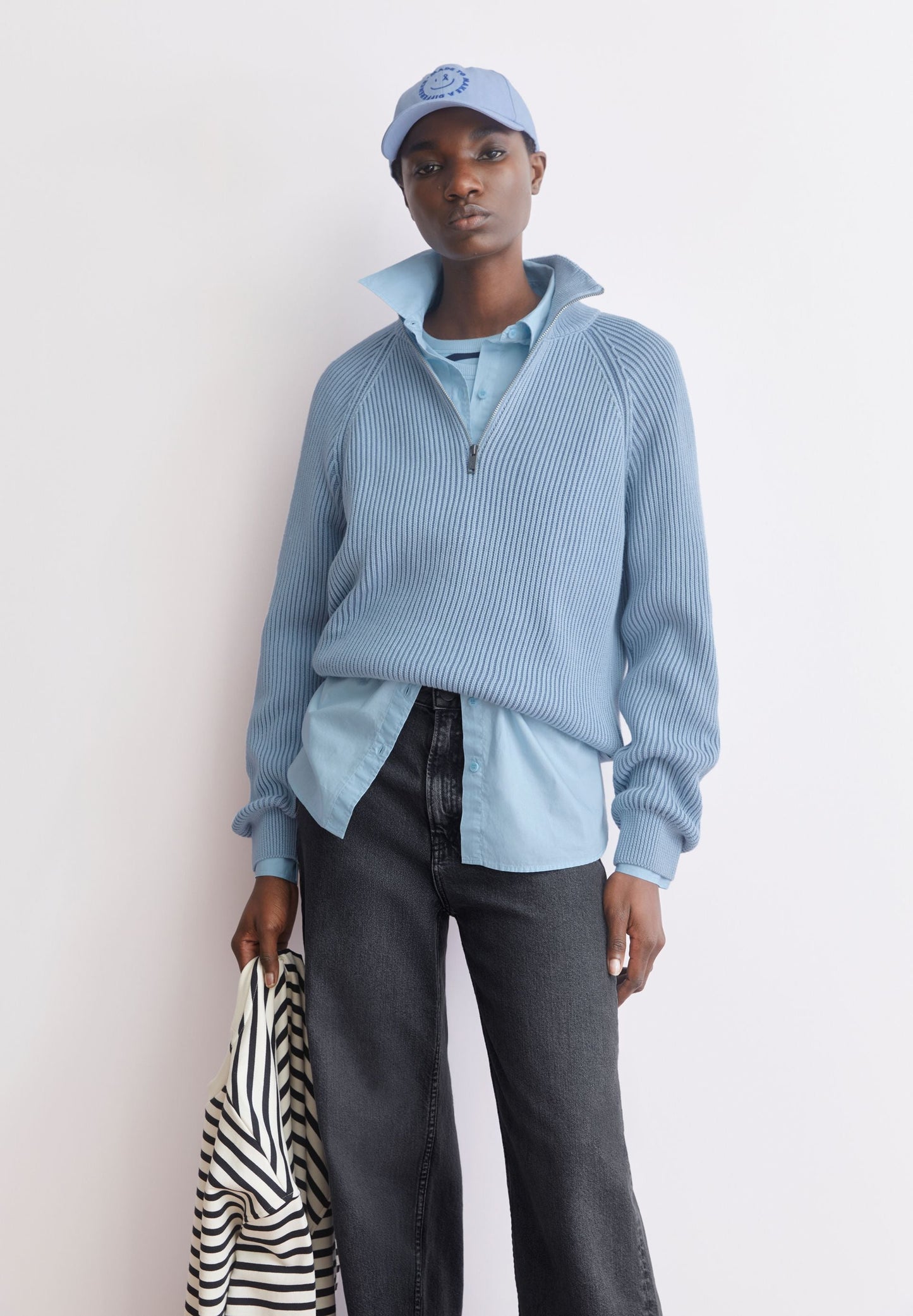 Vanisé Knit Sweater Crafted from a soft High-quality knit