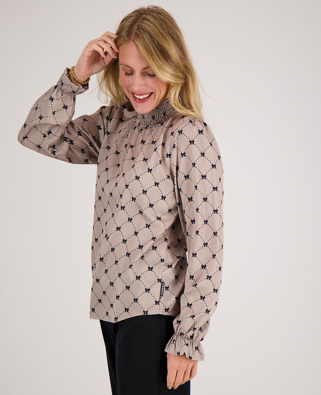 Smock Blouse – Soft Elegance in Beige