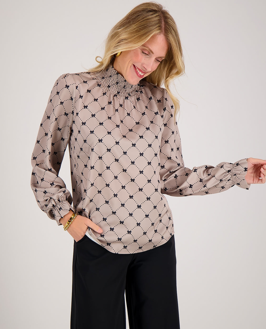 Smock Blouse – Soft Elegance in Beige