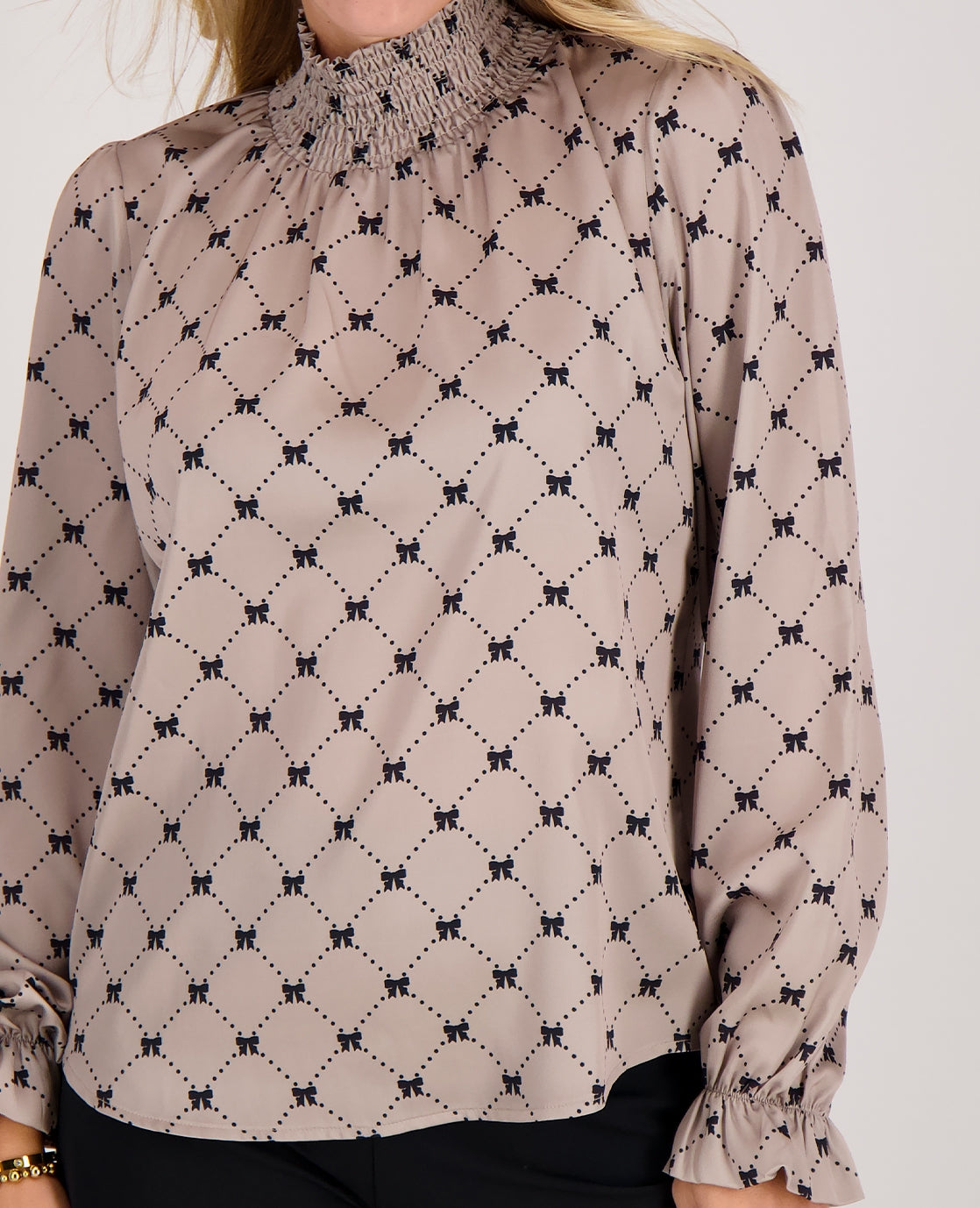 Smock Blouse – Soft Elegance in Beige